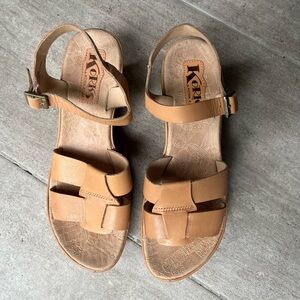 Women’s Korks platform tan sandal size 8/39